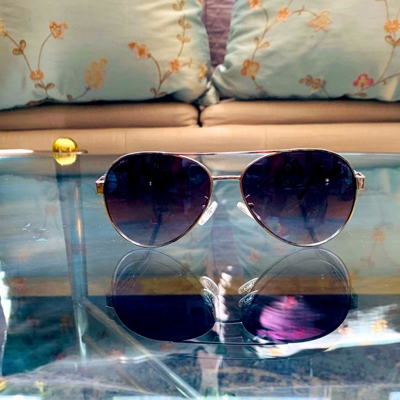 ✨Vince Camuto✨Silver & Gray Aviator Sunglasses (VC596; 165 mm) W/Gray Logo Case - Picture 3 of 15